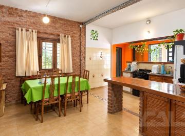 Casa · 299m² · 5 Ambientes · 1 Cochera · Casa en Venta 5 Ambientes con Pileta y Quincho