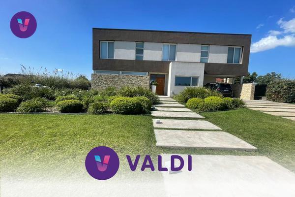Casa · 254m² · 6 Ambientes · 2 Cocheras
