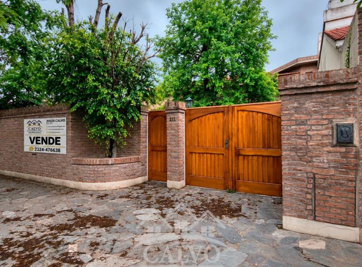 Casa · 308m² · 8 Ambientes · 1 Cochera