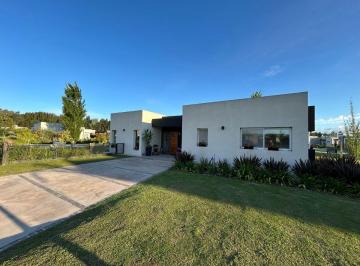 Casa de 5 ambientes, Ezeiza · Casa en Don Joaquin de Canning! 3 Dorm., Piscina y Losa Radiante!