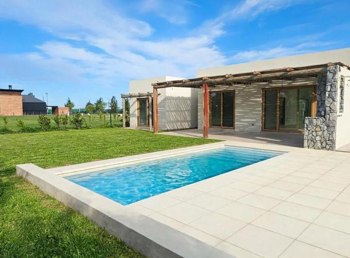 Casa · 202m² · 7 Ambientes · 2 Cocheras