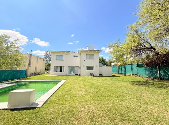 Casa · 270m² · 3 Ambientes · 4 Cocheras