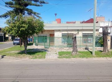 Casa de 5 ambientes, Hurlingham · Casa de 4 Dorm C/cochera, Jardín y Terraza en Villa Tesei/hurlingham