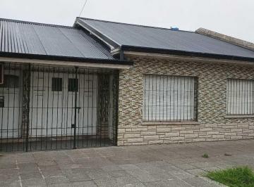 Casa · 135m² · 2 Dormitorios · 1 Cochera · Venta Casa Tres Ambientes con Gran Parque