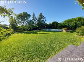 Casa · 200m² · 7 Ambientes · 2 Cocheras · 4 Dorm. y Area de Servicio. Gran Lote Interno.