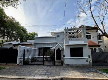 Casa · 215m² · 5 Ambientes · 3 Cocheras · Vicente López - Sólida Casa Estilo Tudor Reciclada con Pileta, Terraza y Cocheras!