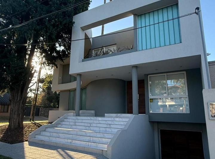 Casa · 200m² · 5 Ambientes · 6 Cocheras