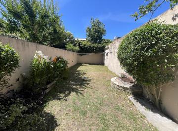 Casa · 125m² · 5 Ambientes · 1 Cochera · Casa en Venta (Triplex) - San Isidro - 3 Dorm. (Suite) - Jardin y Cochera