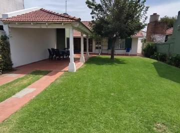 Casa · 300m² · 4 Ambientes · 1 Cochera · Casa en Quequen