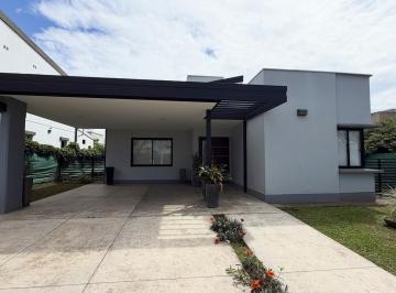 Casa · 94m² · 2 Dormitorios · 2 Cocheras · Casa en Yerba Buena