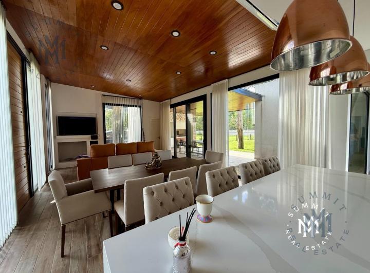 Casa · 180m² · 4 Ambientes · 2 Cocheras