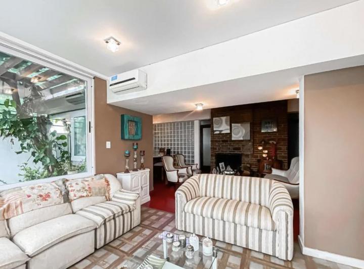 Casa · 250m² · 5 Ambientes · 2 Cocheras
