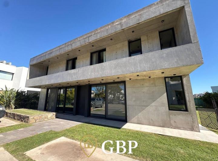 Casa · 400m² · 7 Ambientes · 4 Cocheras