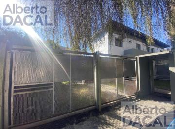 Casa · 3 Ambientes · 1 Cochera · Excelente Duplex en City Bell Prox. a Centro en Impecable Estado. Dos Dormi, Baño Mas Toillete, Cocin