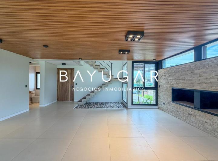 Casa · 268m² · 5 Ambientes · 4 Cocheras