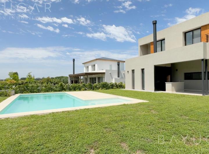 Casa · 246m² · 5 Ambientes · 2 Cocheras