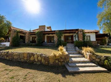 Casa · 385m² · 7 Ambientes · 2 Cocheras · Casa - Chacras de Coria