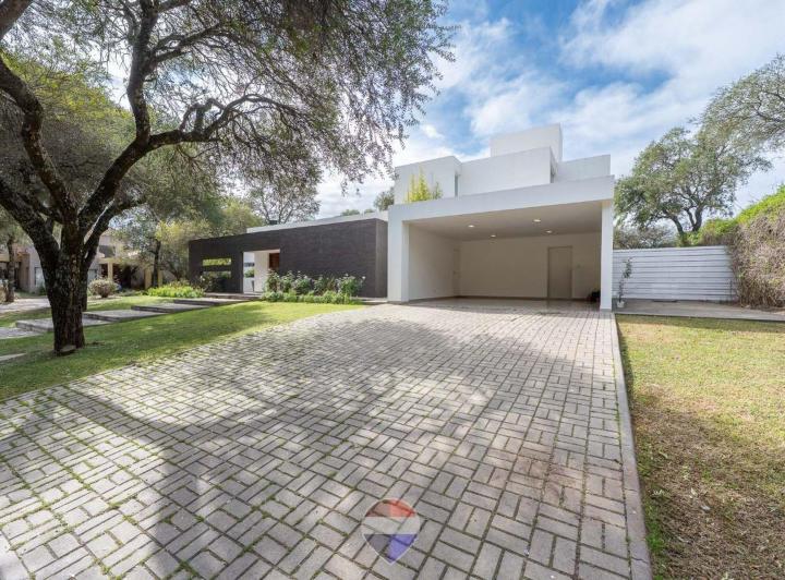 Casa · 405m² · 5 Ambientes · 2 Cocheras