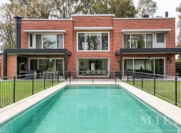 Casa · 380m² · 10 Ambientes · Casa en Venta en Mayling Club de Campo