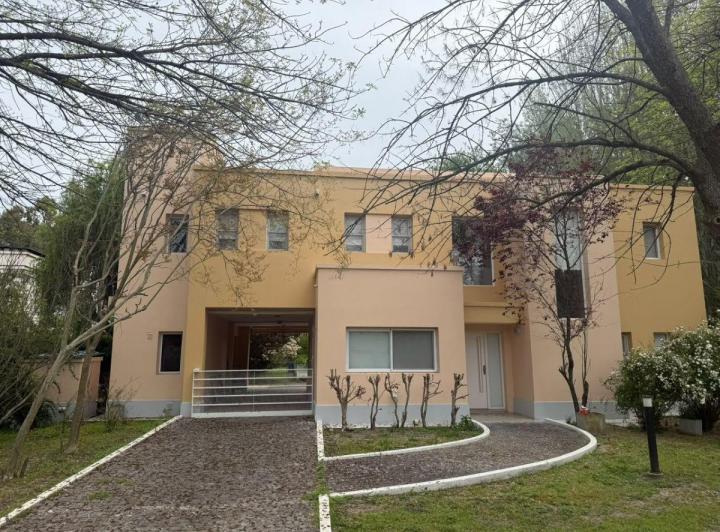 Casa · 245m² · 6 Ambientes · 1 Cochera