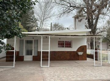 Casa · 75m² · 4 Ambientes · 2 Cocheras · Casa en Alquiler en Funes de un Dormitorio con Quincho y Piscina