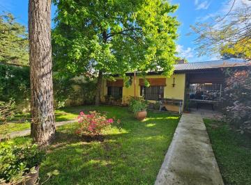 Casa · 90m² · 3 Ambientes · 1 Cochera · Venta Casa 3 Amb con Jardín y Parrilla La Alborada