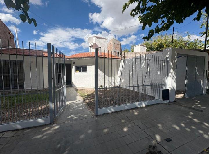 Casa · 90m² · 5 Ambientes · 1 Cochera