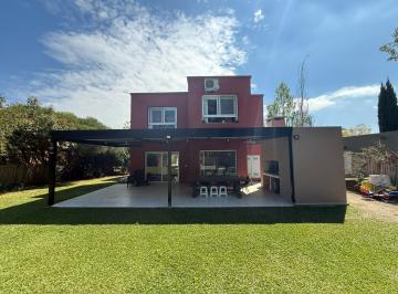 Casa · 190m² · 6 Ambientes · 2 Cocheras · Casa en Alquiler de Temporada en Santa Catalina | Villanueva