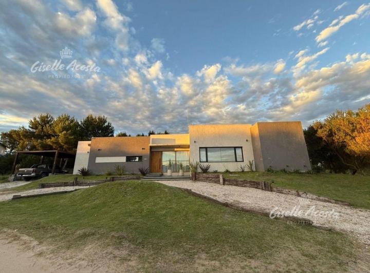Casa · 180m² · 5 Ambientes · 1 Cochera