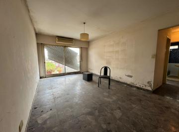 BER-BER-16735_2 · ¡3 Ambientes a Refaccionar con Balcon Corrido y Vista Abierta! en Versalles!