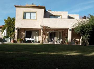 Casa · 370m² · 5 Dormitorios · 2 Cocheras · Casa en Venta en Vistalba