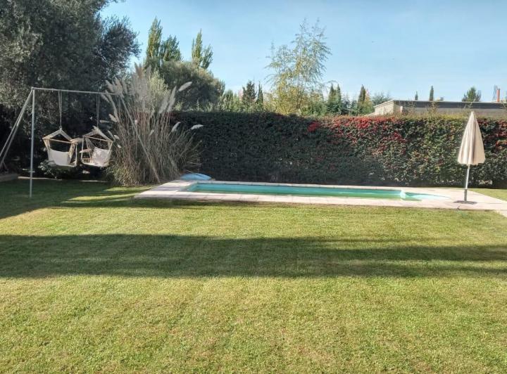 Casa · 370m² · 5 Dormitorios · 2 Cocheras