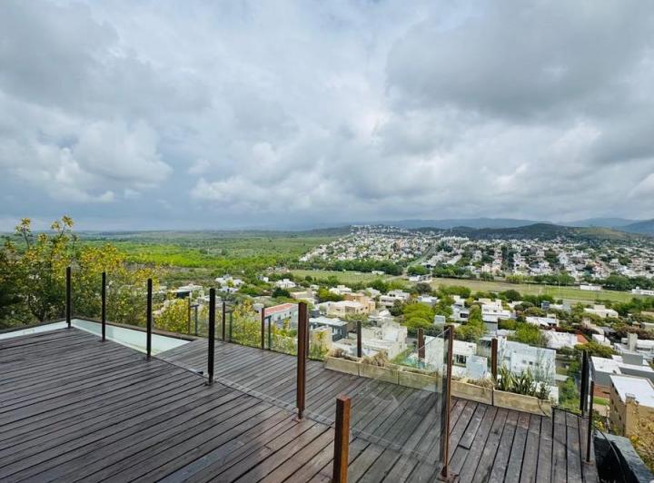 Casa · 400m² · 8 Ambientes · 2 Cocheras