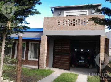 Casa · 74m² · 3 Ambientes · 1 Cochera · Venta Hermosa Casa en Balneario Reta, Tres Arroyos