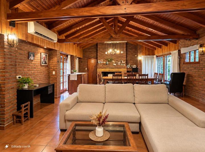 Casa · 360m² · 4 Ambientes · 2 Cocheras