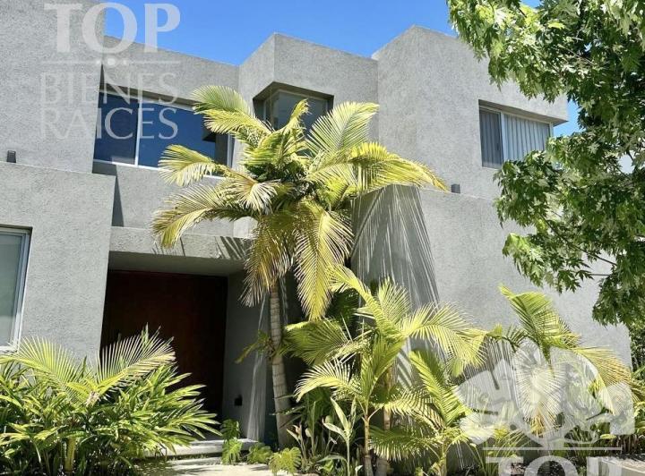 Casa · 220m² · 6 Ambientes · 2 Cocheras