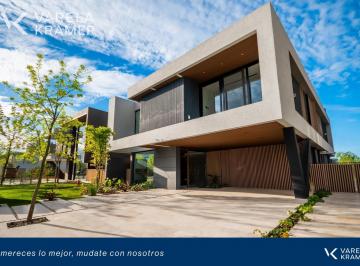 Casa · 550m² · 7 Ambientes · 5 Cocheras · Casa en El Yacht