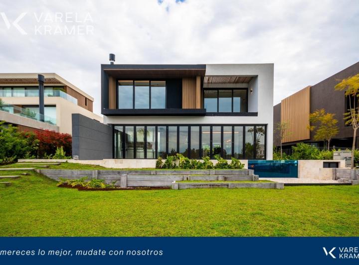 Casa · 550m² · 7 Ambientes · 5 Cocheras
