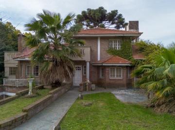 Casa · 280m² · 6 Ambientes · 2 Cocheras · Casa en Alquiler en Villa Elisa
