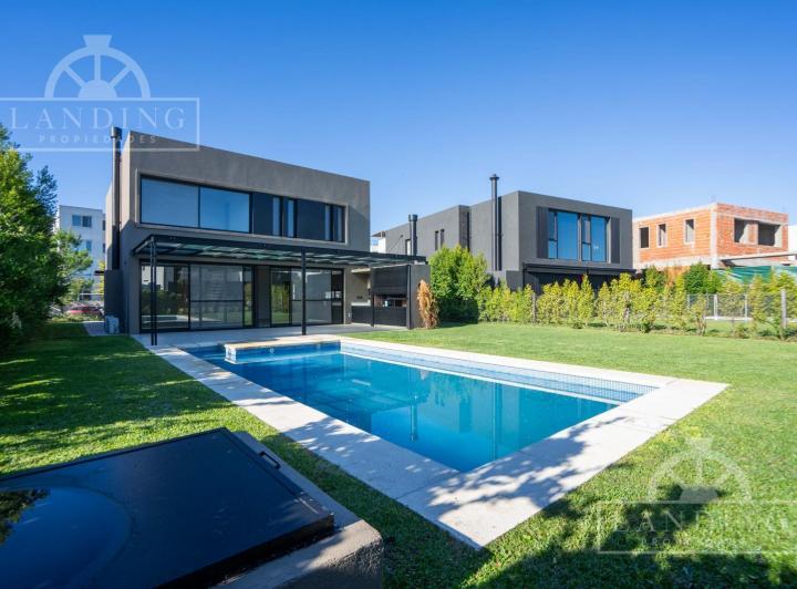 Casa · 202m² · 5 Ambientes · 6 Cocheras