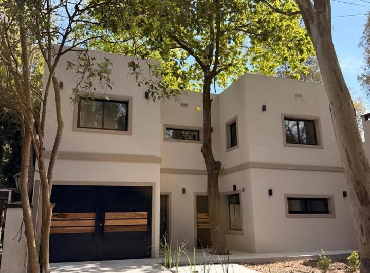 Casa · 192m² · 4 Ambientes · 1 Cochera