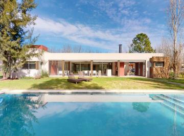 Casa · 180m² · 4 Ambientes · 2 Cocheras · Casa en Venta Miralagos