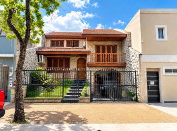 Casa · 226m² · 6 Ambientes · Casa 6 Ambientes con Pileta y Quincho en Mataderos