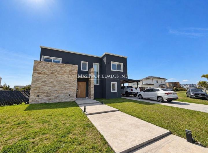 Casa · 320m² · 6 Ambientes · 2 Cocheras