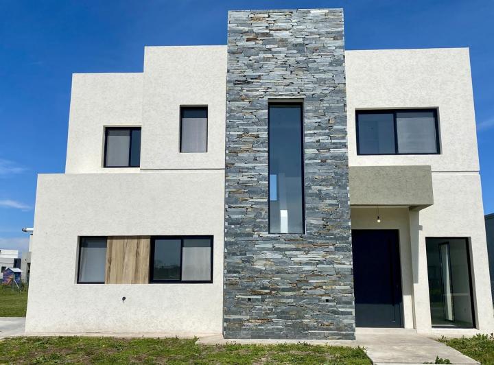 Casa · 185m² · 5 Ambientes · 2 Cocheras