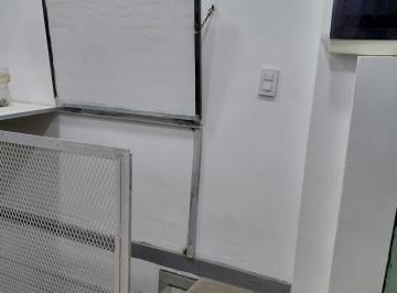 acceso a sotano · Local, Vivienda U Oficina y Depósito