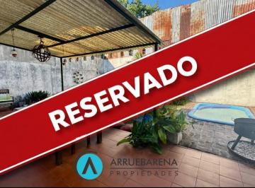 Casa · 80m² · 3 Ambientes · Venta de Casa con Fondo Libre y Pileta