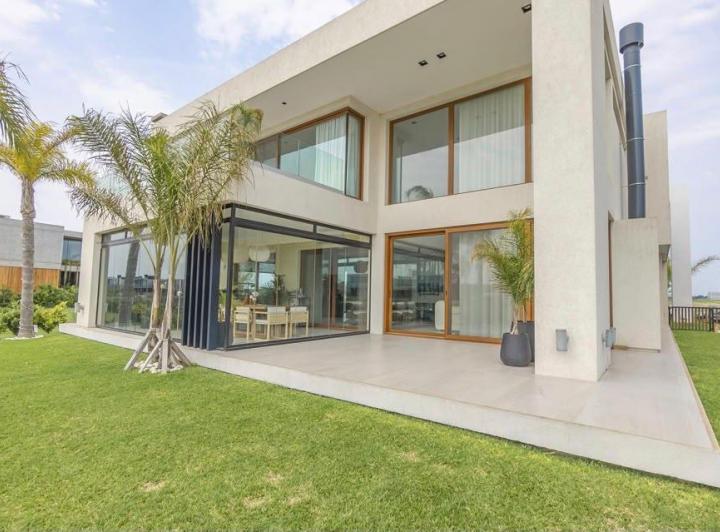 Casa · 338m² · 8 Ambientes · 6 Cocheras