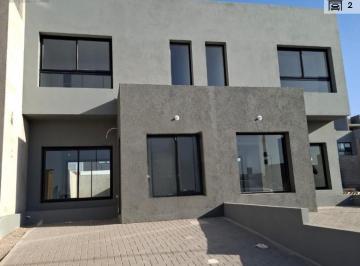 Casa · 100m² · 3 Ambientes · 2 Cocheras · Duplex en Alquiler - Docta