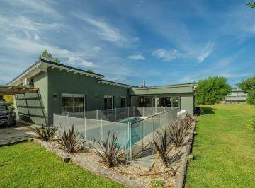 Casa · 205m² · 5 Ambientes · 2 Cocheras · Venta Casa 5 Ambientes con Pileta, Quincho en Golf II